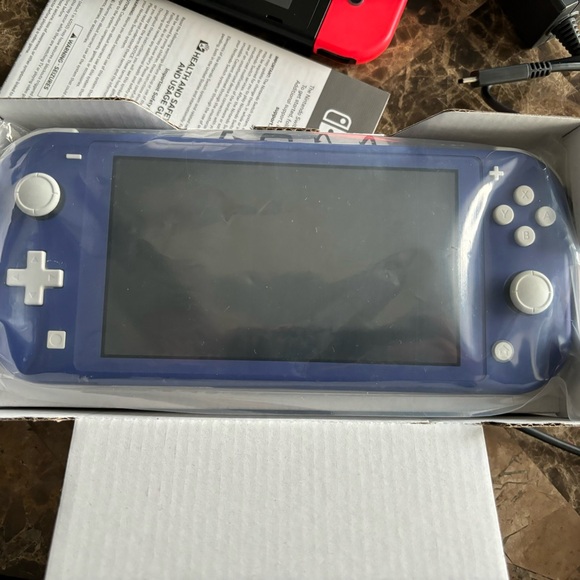 Blue Nintendo switch lite - Picture 6 of 6